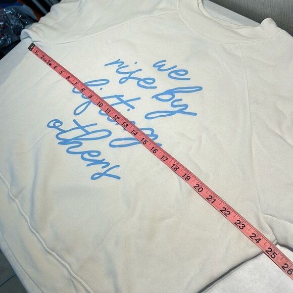 Ramble & Company Sweatshirt Sz Large We Rise By Lifting Others Cream Blue Crewne - Picture 5 of 6